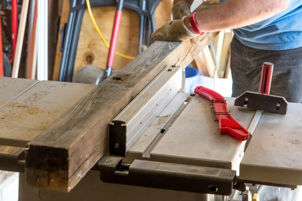 Man cutting 4x4 on table saw — Stock Photo, Image