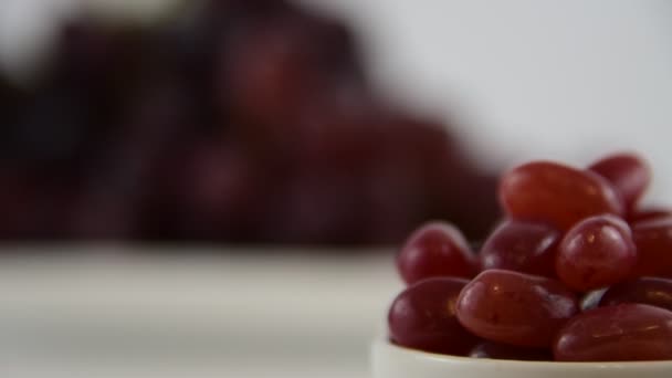 Opções alimentares saudáveis. Começa focado em uma geléia vermelha, em seguida, transições para uvas vermelhas — Vídeo de Stock