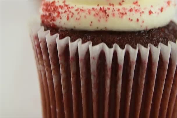 Options alimentaires saines. Commence par un cupcake en velours rouge, puis passe à une pomme rouge — Video