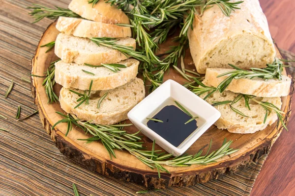 Pan de resomario recién horneado y aceite de oliva y vinagre balsámico — Foto de Stock