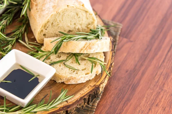 Булочка из свежего хлеба, оливковое масло и бальзамический винег — стоковое фото