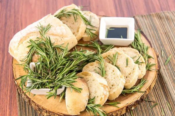 Булочка из свежего хлеба, оливковое масло и бальзамический винег — стоковое фото