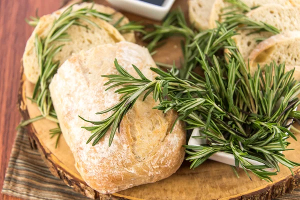 Nybakat resomary brödlimpa och olivolja och balsamvinäger vineg — Stockfoto