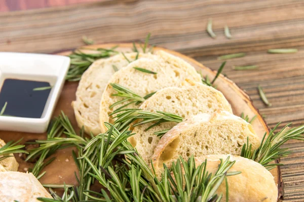 Pan de resomario recién horneado y aceite de oliva y vinagre balsámico —  Fotos de Stock