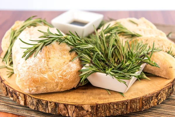 Pane ripieno appena sfornato e olio d'oliva e vineg balsamico — Foto Stock