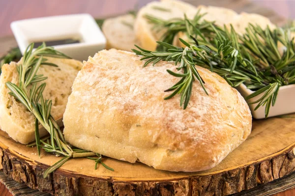 Pan de resomario recién horneado y aceite de oliva y vinagre balsámico — Foto de Stock