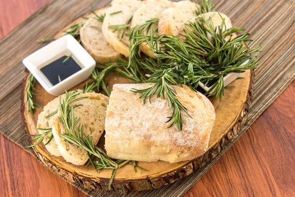 Pan de resomario recién horneado y aceite de oliva y vinagre balsámico — Foto de Stock