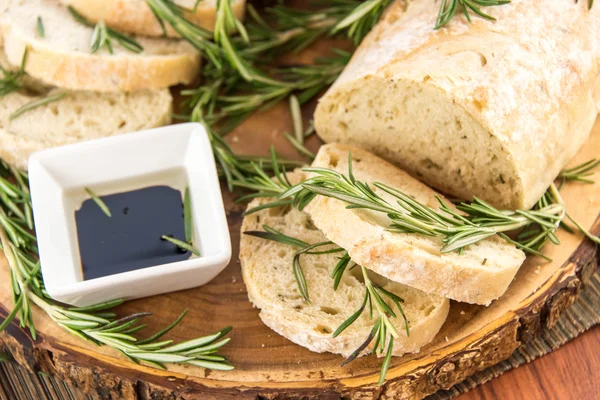 taze pişmiş resomary ekmek ekmek ve zeytinyağı ve balzamik vineg