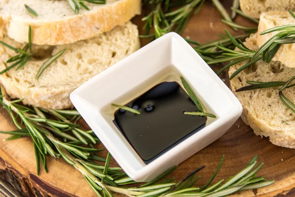 Pan de resomario recién horneado y aceite de oliva y vinagre balsámico —  Fotos de Stock