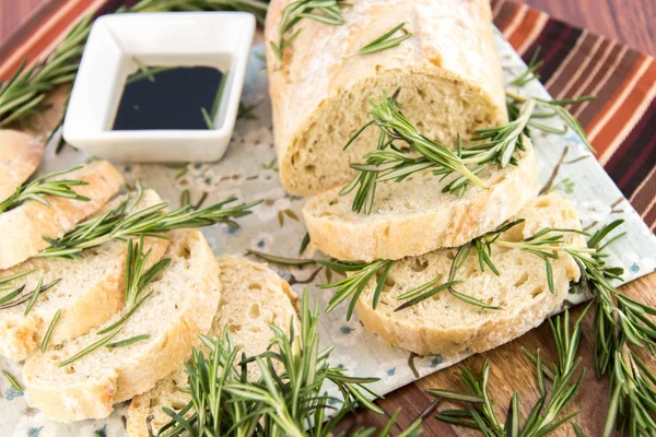 Pan de resomario recién horneado y aceite de oliva y vinagre balsámico — Foto de Stock