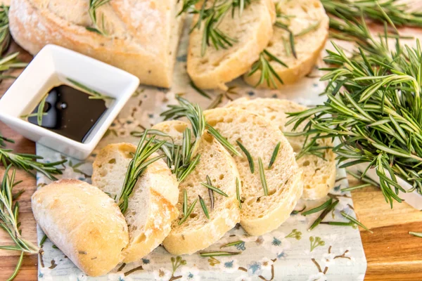 Pan de resomario recién horneado y aceite de oliva y vinagre balsámico — Foto de Stock