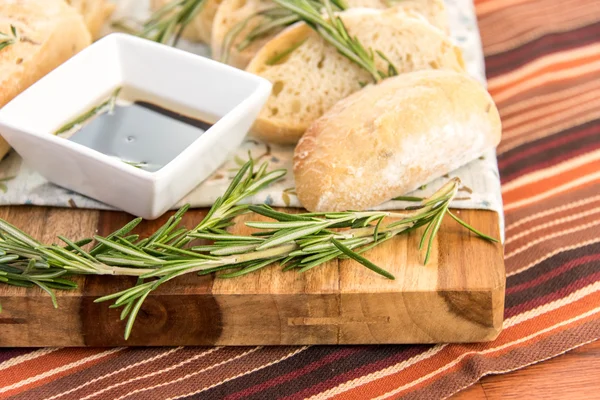 Nybakat resomary brödlimpa och olivolja och balsamvinäger vineg — Stockfoto