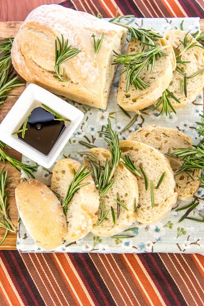 Nybakat resomary brödlimpa och olivolja och balsamvinäger vineg — Stockfoto