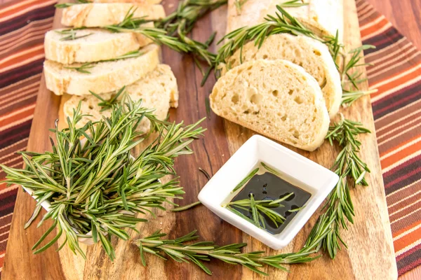 Pan de resomario recién horneado y aceite de oliva y vinagre balsámico — Foto de Stock