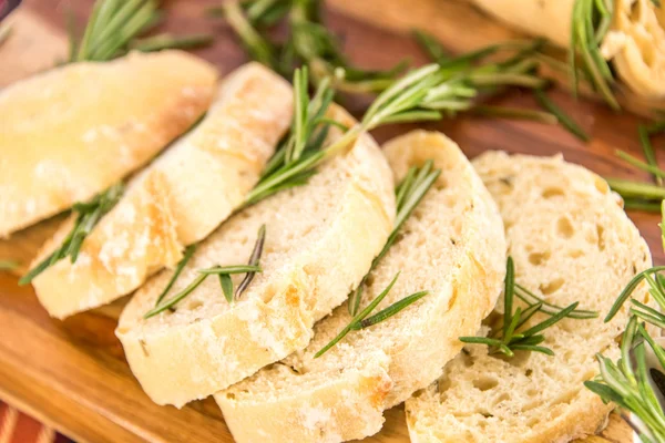 Frisch gebackenes resomary Brot Laib — Stockfoto