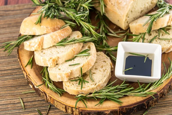 Pan de resomario recién horneado y aceite de oliva y vinagre balsámico — Foto de Stock