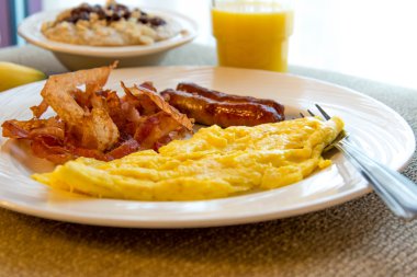 Bol yumurta, pastırma ve sucuk Kahvaltı