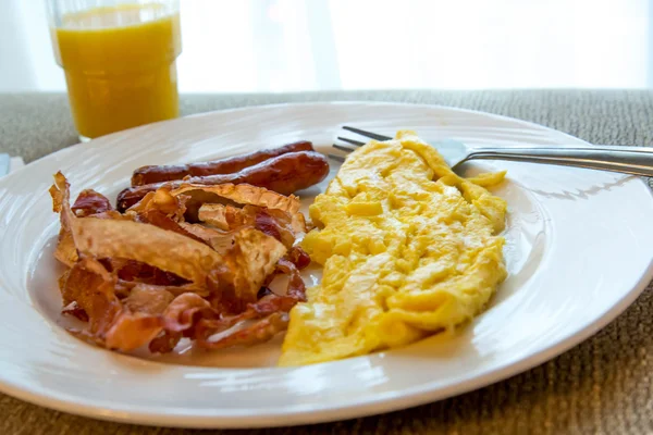 Huevos abundantes, tocino y salchichas desayuno —  Fotos de Stock