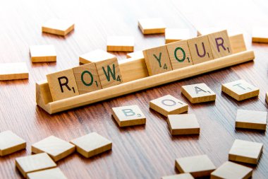 Scrabble sözcük oyunu ahşap yazım satır Your Boat döşer