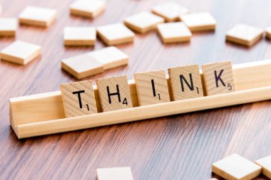 Scrabble sözcük oyunu ahşap yazım düşünüyorum döşer