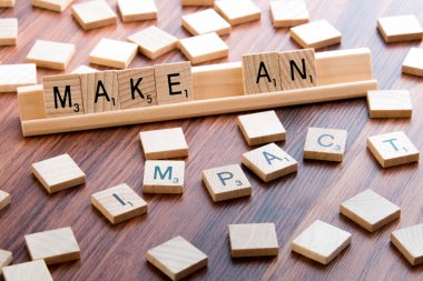 Scrabble sözcük oyunu ahşap yazım bir etki yapmak döşer