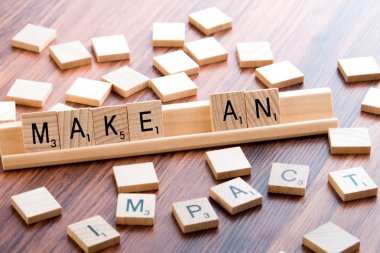 Scrabble sözcük oyunu ahşap yazım bir etki yapmak döşer