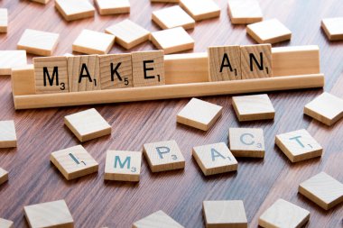 Scrabble sözcük oyunu ahşap yazım bir etki yapmak döşer