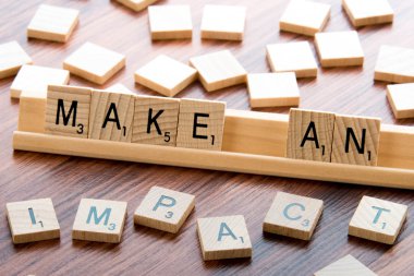 Scrabble sözcük oyunu ahşap yazım bir etki yapmak döşer