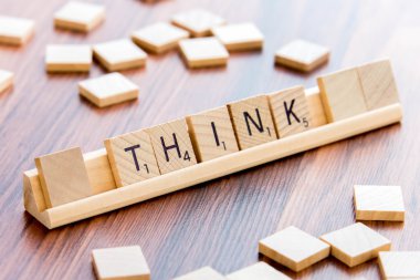 Scrabble sözcük oyunu ahşap yazım düşünüyorum döşer