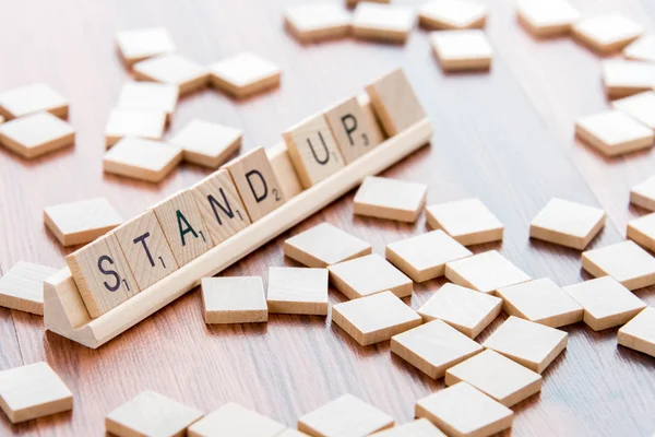 Slovní hra Scrabble wood dlaždice pravopisu Stand Up — Stock fotografie