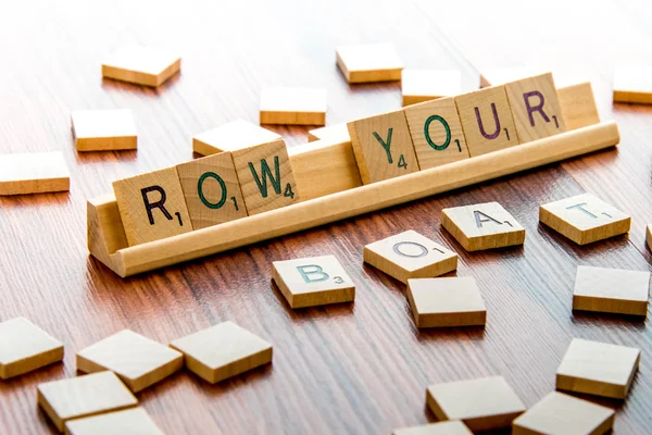 Scrabble Word Game деревянные плитки правописание ROW ваша лодка — стоковое фото