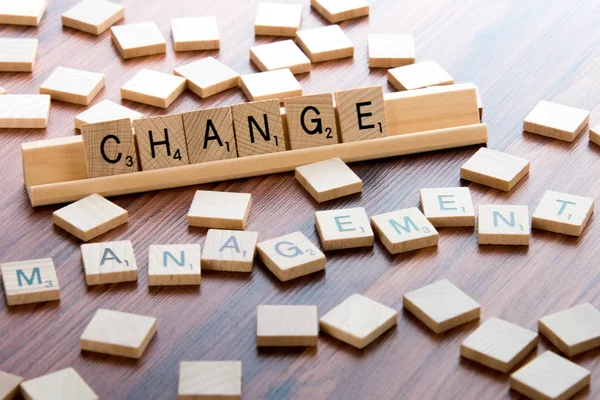 Scrabble sözcük oyunu ahşap yazım değişim yönetimi döşer