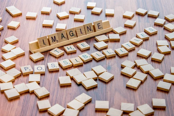 Scrabble Palavra Jogo telhas de madeira soletrar IMAGINAR AS POSSIBILIDADES — Fotografia de Stock