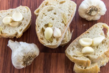 Bütün kavrulmuş sarımsak karanfil ile ekmek taze pişmiş ekmek