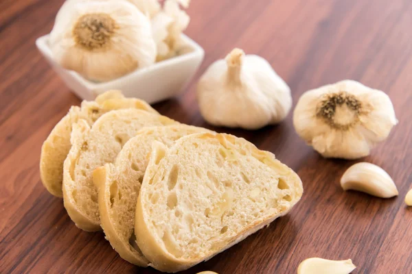 Νωπά ψημένα καρβέλι ψωμί με ψητό σκόρδο σκελίδες — Φωτογραφία Αρχείου