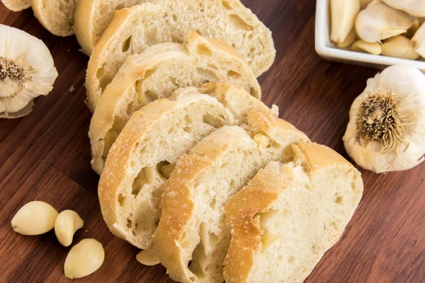 Świeży upieczony bochenek chleba z całe ząbki czosnku palona — Zdjęcie stockowe