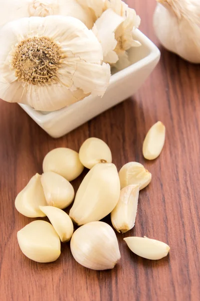 Fresh whole cloves of  garlic — Stock Photo, Image