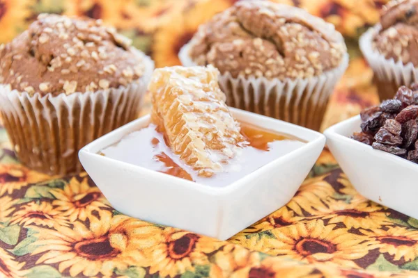 Honing rozijnen bran muffins — Stockfoto