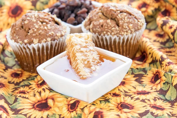 Honing rozijnen bran muffins — Stockfoto