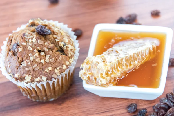 Honing rozijnen bran muffins — Stockfoto