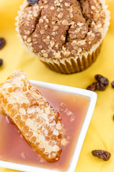 Honing rozijnen bran muffins — Stockfoto