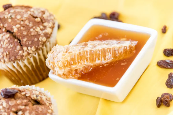 Honing rozijnen bran muffins — Stockfoto