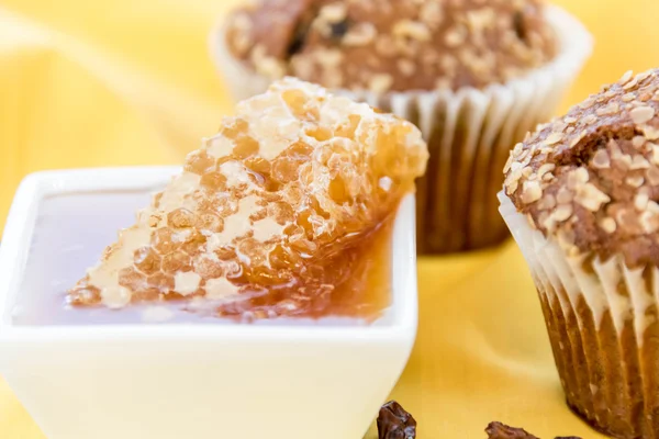 Honung russin kli muffins — Stockfoto