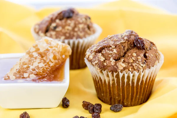 Muffins de farelo de passas de mel — Fotografia de Stock