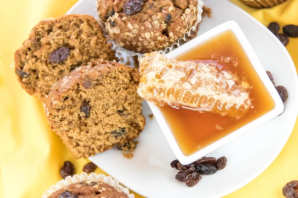 Honing rozijnen bran muffins — Stockfoto