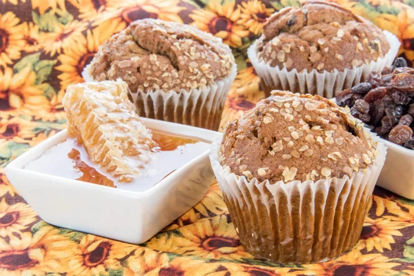 Honing rozijnen bran muffins — Stockfoto