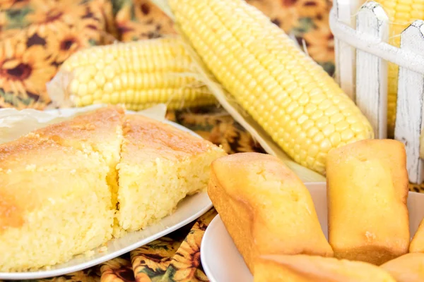 Свіжа піч запечена кукурудзяний хліб — стокове фото