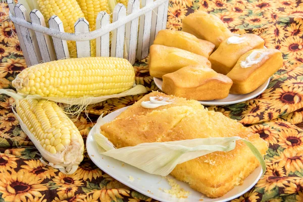 Свежий кукурузный хлеб — стоковое фото