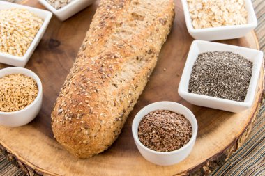 bütün tahıl ekmeği bir taze pişmiş somun