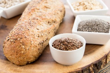 bütün tahıl ekmeği bir taze pişmiş somun